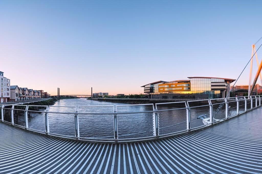 Luxury Riverfront Apartment Newport  Exterior foto