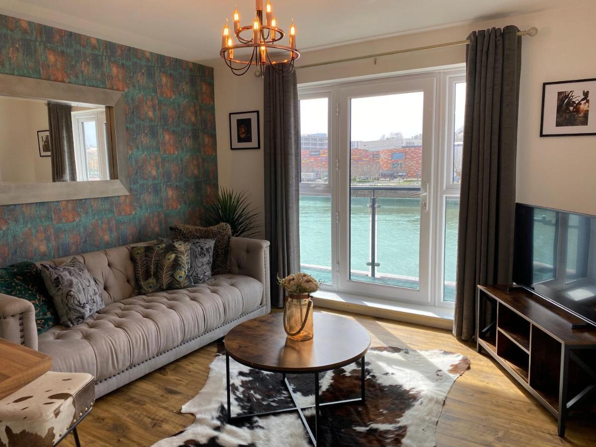 Luxury Riverfront Apartment Newport  Exterior foto